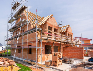 Rohbau eines Mehrfamilienhauses